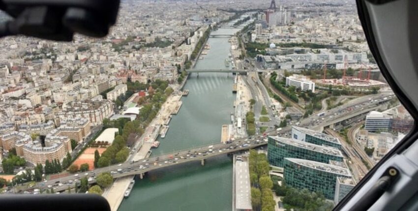 Vue aérienne de Paris avec la tour Eiffel en arrière-plan.