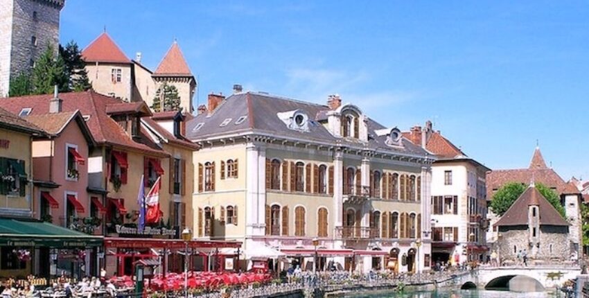 Annecy Haute Savoie, vue pittoresque avec bâtiments historiques.
