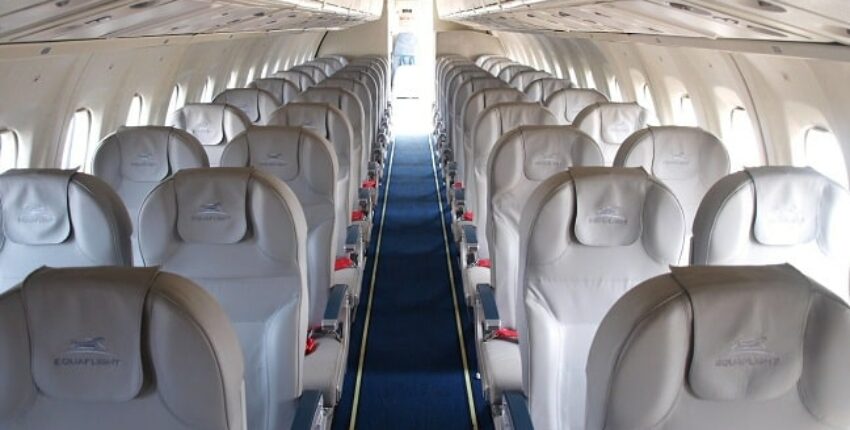 emplacement jet privé, intérieur cabine vide, sièges blancs.