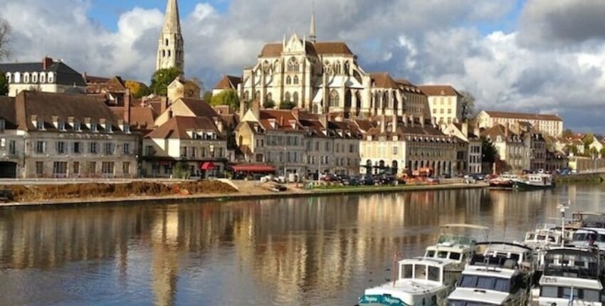 Vue d'Auxerre, bâtiments historiques et église.