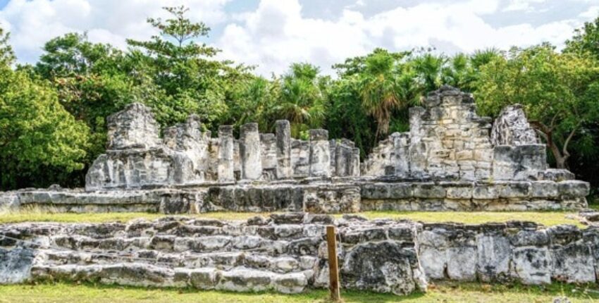 ruines anciennes avec colonnes entourées de verdure