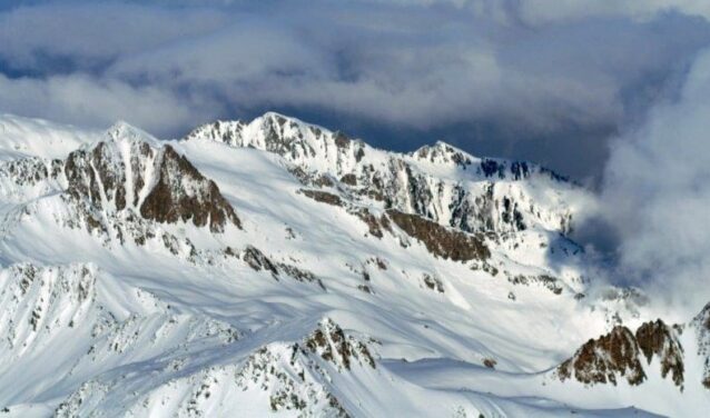 location de jet privé : vue panoramique montagnes enneigées