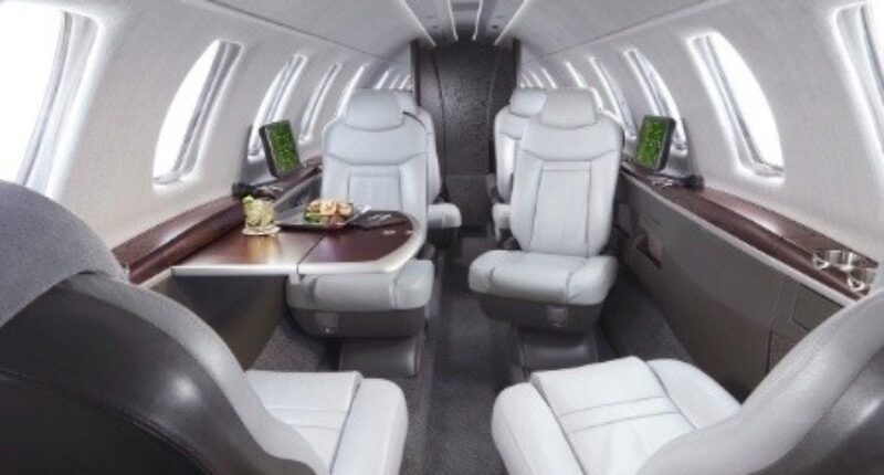 Jet privé Citation CJ4 intérieur en cuir blanc