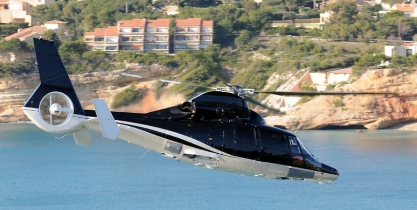 **Texte alternatif :** Un hélicoptère-taxi aérien survolant les falaises côtières