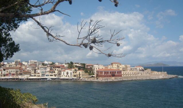 Héraklion Nikos Kazantzakis : ville côtière traditionnelle, mer bleu.