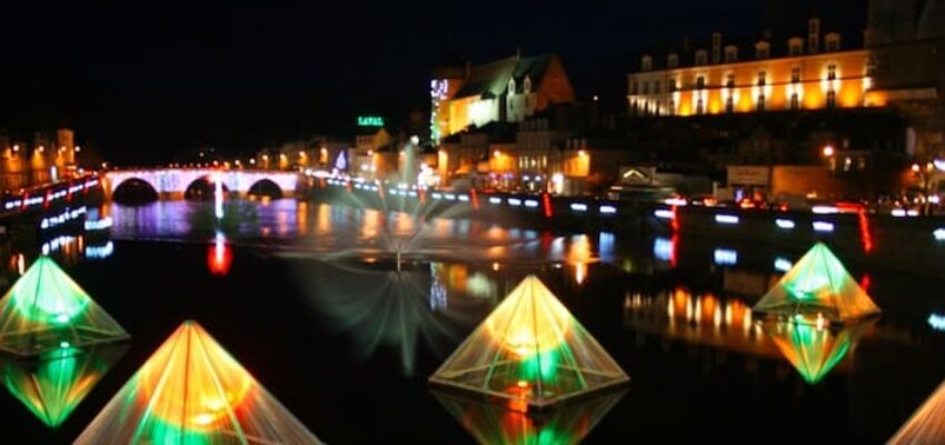 Laval Entrammes : sculptures lumineuses et pont nocturne.