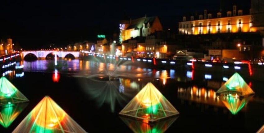 Laval Entrammes : sculptures lumineuses et pont nocturne.