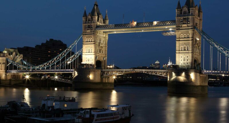 London Bridge éclairé la nuit