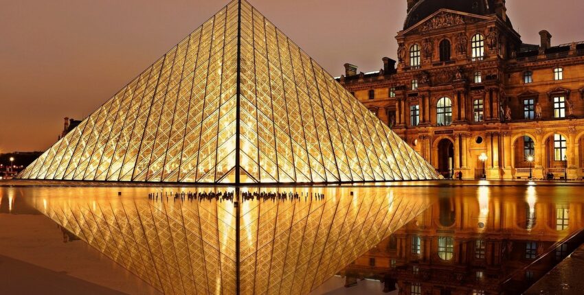 Le majestueux reflet nocturne de la Pyramide du Louvre.