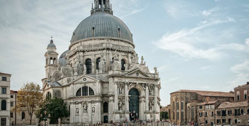 Venise : église baroque italienne, Grand Canal, gondoles.