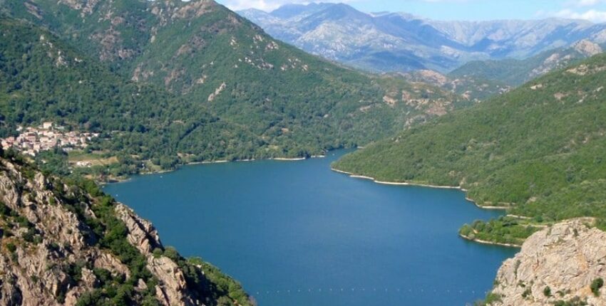 Ajaccio-Napoléon-Bonaparte : lac entre montagnes verdoyantes.