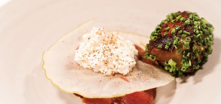Plat gourmand avec burrata, poire, tomates cerises et ciboulette.