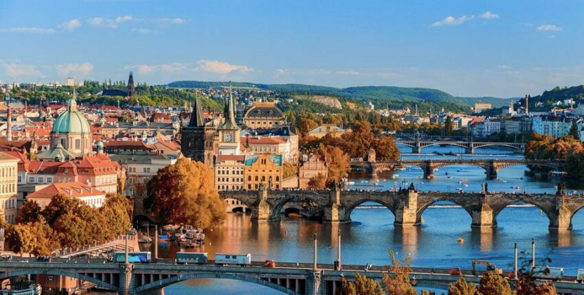 Vue des ponts historiques de Prague Kbely en automne.