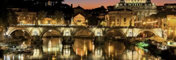 Vue nocturne pont éclairé sur rivière à Rome.