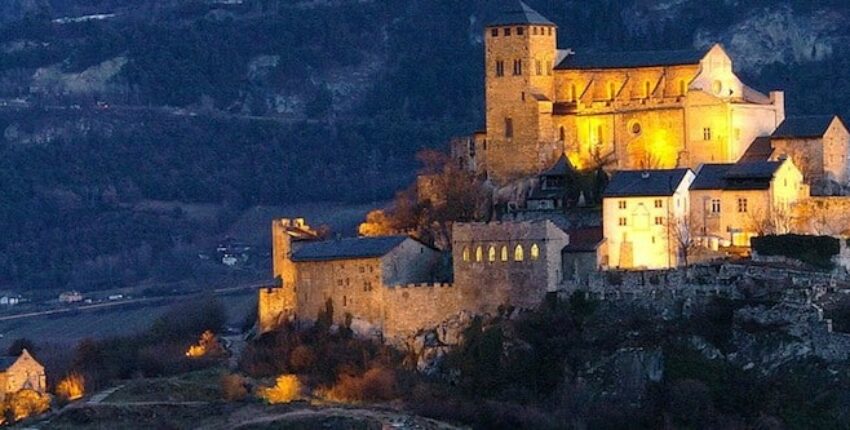 Château médiéval sur une colline au crépuscule, Sion.