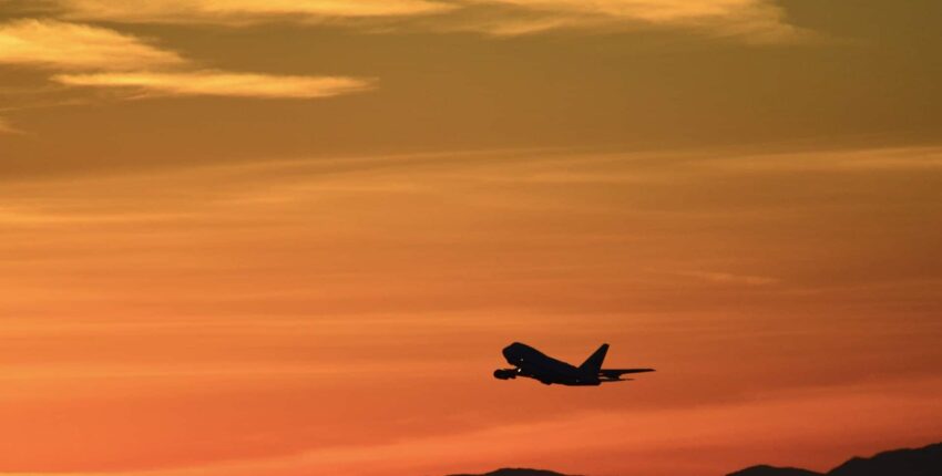 location de jet privé: avion au coucher du soleil.