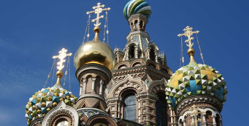 Église Saint-Sauveur-Saint-Pétersbourg contre ciel bleu.