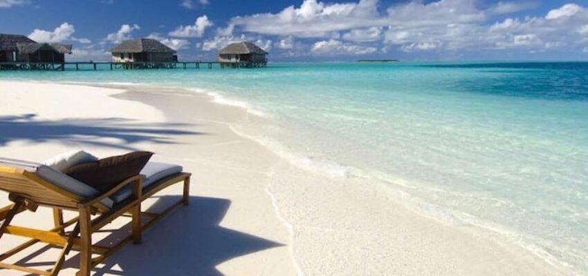 location jet privé : chaise longue sur plage idyllique
