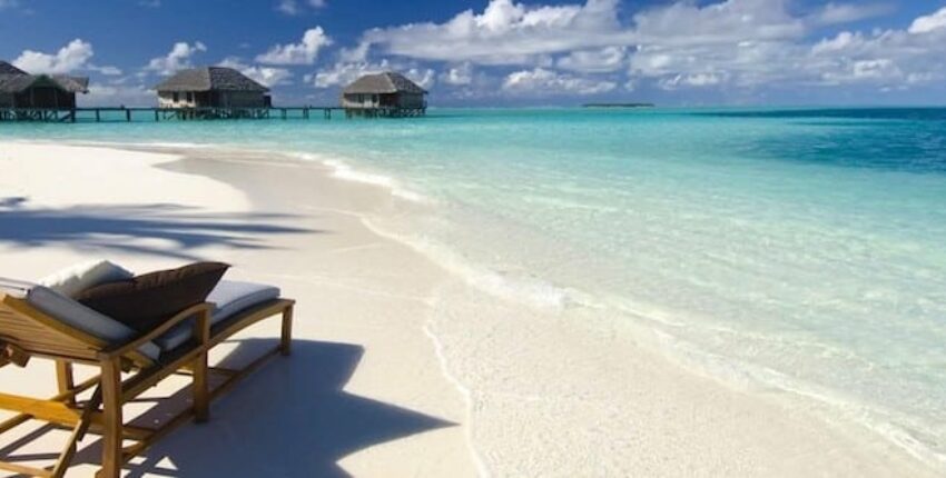 location jet privé : chaise longue sur plage idyllique