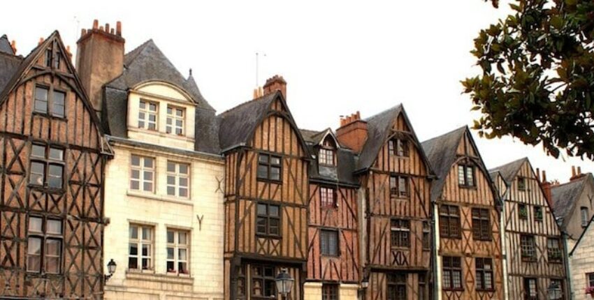 **Tours Val-de-Loire : Maisons à colombages historiques sous ciel nuageux.**