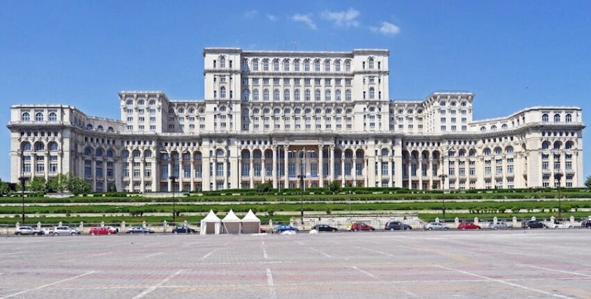 **Requête cible Yoast SEO:** Le Palais du Parlement à Bucarest

Le Palais du Parlement, vu de face.