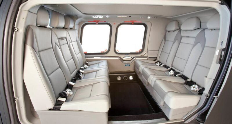 Hélicoptère Agusta 109 sièges alignés gris