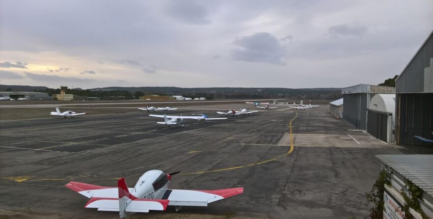 Location jet privé - Petit avion sur le tarmac.