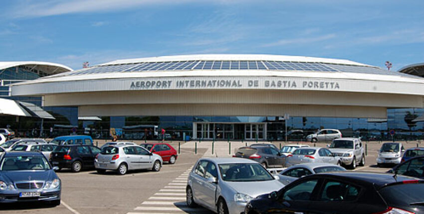 Aéroport International de Bastia Poretta avec voitures garées.