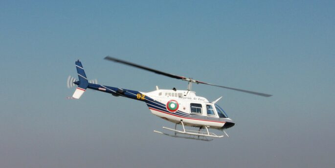 Hélicoptère Bell 206 blanc en vol