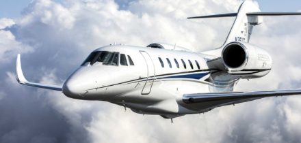 Jet privé Cessna X blanc en vol dans les nuages