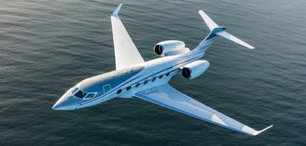 Jet privé Gulfstream G500 e vol au-dessus de la mer