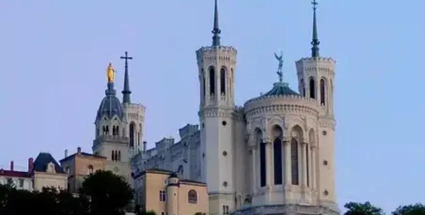Lyon Bron: Alquiler de aviones privados 