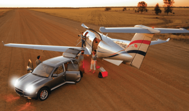 Location de jet privé, avion et voiture au coucher du soleil.