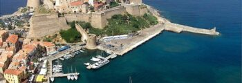 Voyage de Paris à Calvi : vue aérienne de ville côtière