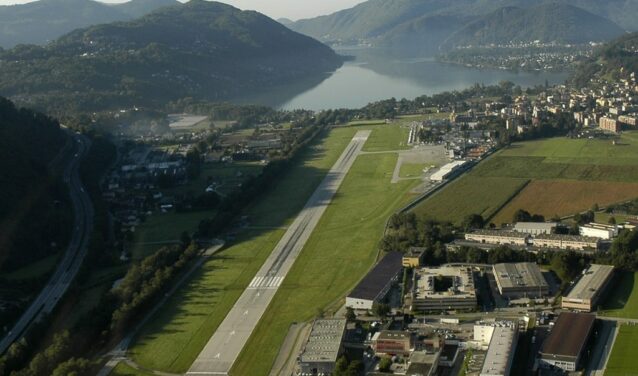 location de jet privé, Vue aérienne de l'aéroport près du lac