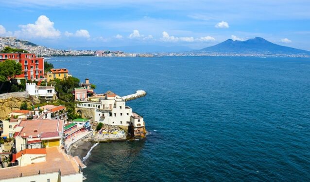 Naples luxe, couleurs vives, mer bleue et montagnes.