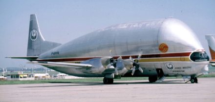 Avion cargo Super Guppy en train de décoller