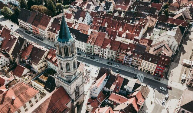 Rottweil-Zepfenhan vue aérienne, église et bâtiments rouges animés.