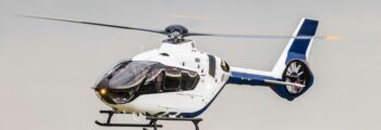 Hélicoptère Bell 206 blanc en vol