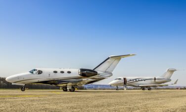 Location de jet privé : jets privés sur piste d'aéroport.