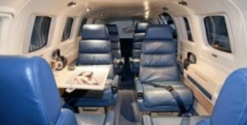 location jet privé, intérieur luxueux avec sièges en cuir bleu