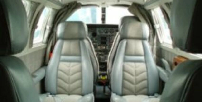 Emplacement de jet privé : Intérieur élégant et cockpit complexe.
