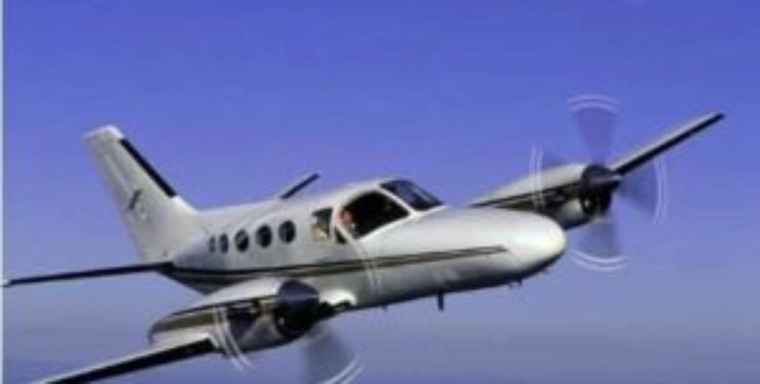 Location jet privé : Cessna Conquest dans le ciel bleu.