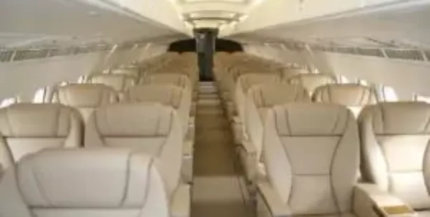 **location jet privé**, cabine vide avec sièges beiges.