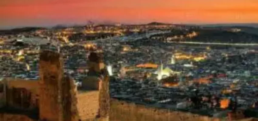 Scenic City : Ville spectaculaire au coucher du soleil.