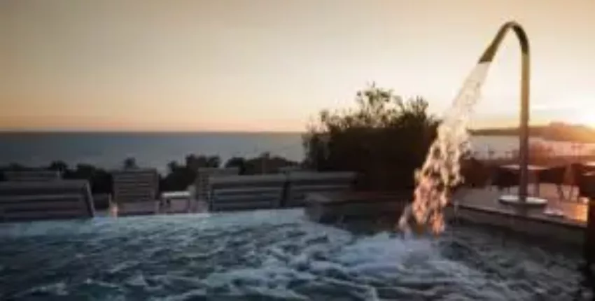 Jet privé Palma de Majorque, piscine extérieure luxueuse.