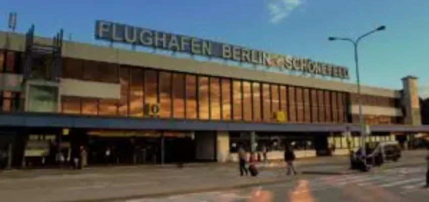 Extérieur Flughafen Berlin-Schönefeld : emplacement de jet privé.