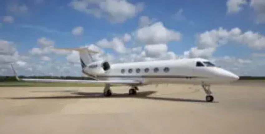 location jet privé : Gulfstream G300 sur piste nuageuse