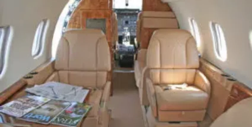 location jet privé Learjet 55, intérieur luxueux, cockpit visible.