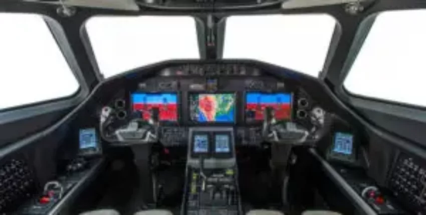 location jet privé - cockpit avec écrans multiples